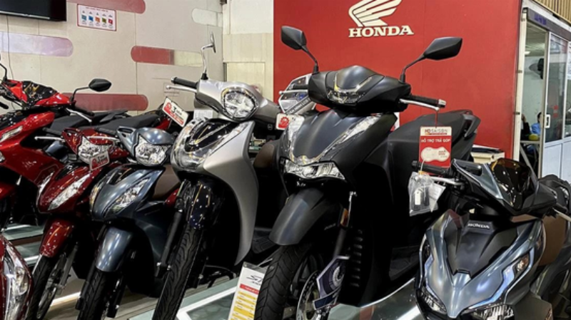 Honda Winner X 2024 đang được trưng bày tại đại lý với bảng giá niêm yết và giá bán thực tế